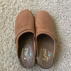 Lotta’s from Stockholm classic brown clogs